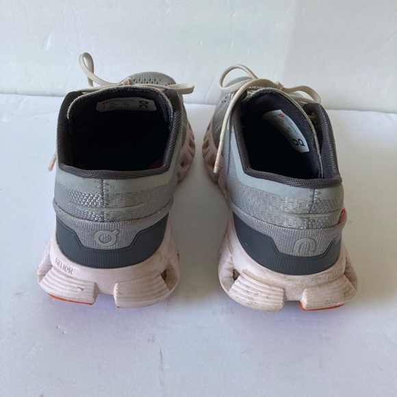 On running women’s athletic shoes with flaws - Picture 2 of 11